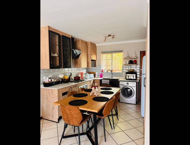 3 BEDROOM TOWNHOUSE FOR SALE IN MONAVONI